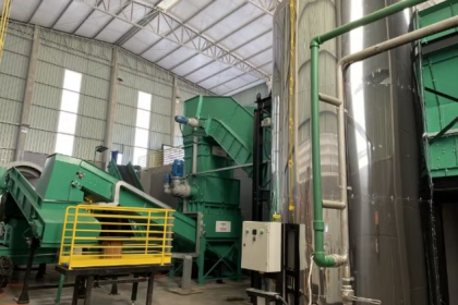 Tecnologia a favor do meio ambiente: usina operada pela Ponta Grossa Ambiental (PGA) transforma resíduos em energia limpa e renovável.