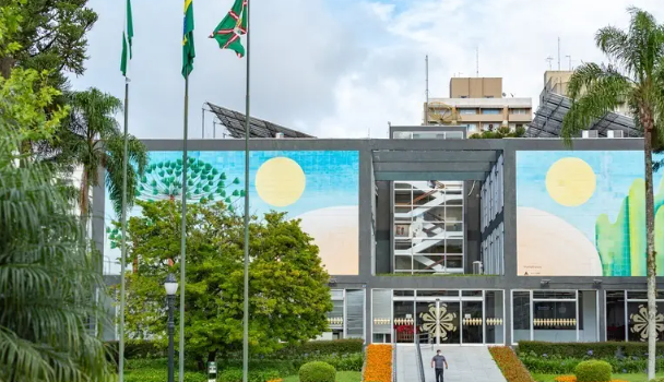 O número de convocados é superior ao de profissionais que serão contratados, devido à possibilidade de não cumprimento desta fase por parte dos candidatos.
