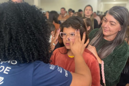 As entregas começam nesta quarta-feira (2) com a distribuição de óculos nos municípios de Cantagalo e Goioxim, onde serão entregues 149 e 113 unidades, respectivamente.