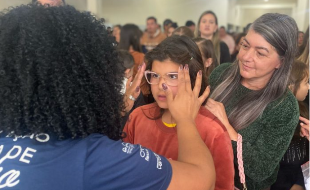 As entregas começam nesta quarta-feira (2) com a distribuição de óculos nos municípios de Cantagalo e Goioxim, onde serão entregues 149 e 113 unidades, respectivamente.
