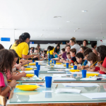 As ações foram desenhadas para ocupar os mais diversos espaços do museu, desde as salas expositivas e o Espaço de Oficinas até a icônica área externa, proporcionando uma imersão completa no universo da arte.