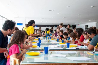 As ações foram desenhadas para ocupar os mais diversos espaços do museu, desde as salas expositivas e o Espaço de Oficinas até a icônica área externa, proporcionando uma imersão completa no universo da arte.