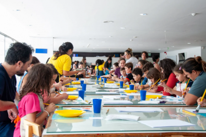As ações foram desenhadas para ocupar os mais diversos espaços do museu, desde as salas expositivas e o Espaço de Oficinas até a icônica área externa, proporcionando uma imersão completa no universo da arte.