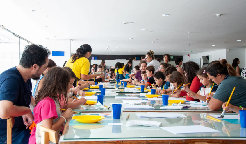 As ações foram desenhadas para ocupar os mais diversos espaços do museu, desde as salas expositivas e o Espaço de Oficinas até a icônica área externa, proporcionando uma imersão completa no universo da arte.