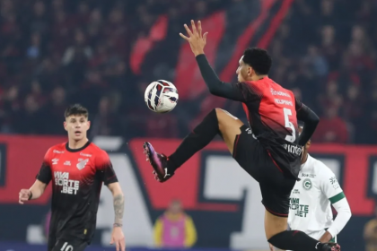 Na noite deste sábado (12), o Furacão foi derrotado pelo Goiás por 1 a 0 na Ligga Arena, em partida válida pela 16ª rodada.