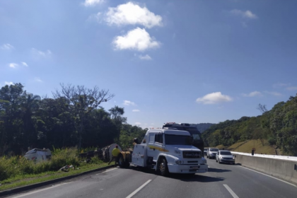No período da manhã, o acidente chegou a causar uma lentidão de cinco quilômetros no trecho da via federal.