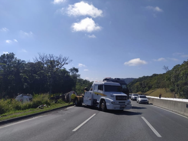 No período da manhã, o acidente chegou a causar uma lentidão de cinco quilômetros no trecho da via federal.
