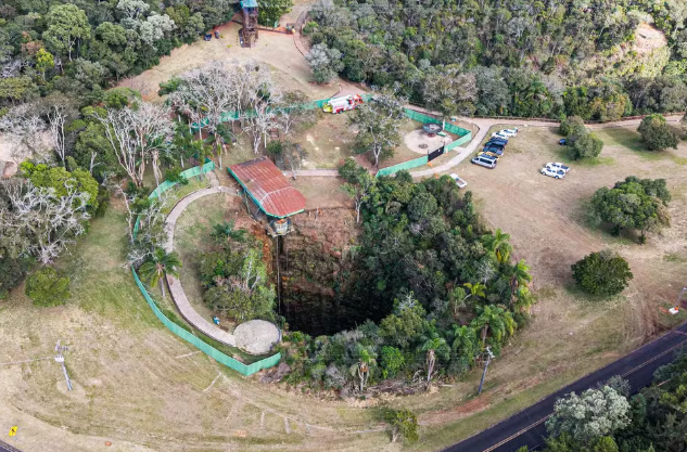 A atração permitirá que os visitantes desçam na caverna vertical por cerca de 54 metros e caminhem por um deck flutuante que fica sobre o lago do fundo da furna.