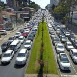 De acordo com o Anuário Estatístico de 2023 do Departamento de Trânsito do Paraná (Detran-PR), aproximadamente 2,65 milhões de veículos estão irregulares no estado.