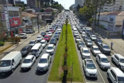 De acordo com o Anuário Estatístico de 2023 do Departamento de Trânsito do Paraná (Detran-PR), aproximadamente 2,65 milhões de veículos estão irregulares no estado.