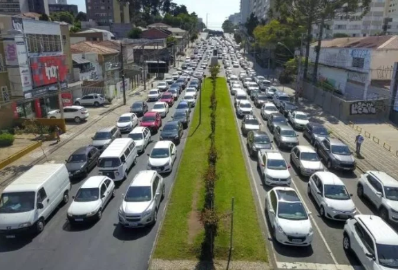 De acordo com o Anuário Estatístico de 2023 do Departamento de Trânsito do Paraná (Detran-PR), aproximadamente 2,65 milhões de veículos estão irregulares no estado.