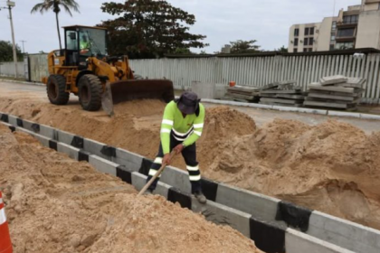 O projeto, que envolve a pavimentação de cerca de 2 quilômetros de vias municipais, busca proporcionar melhorias significativas na mobilidade urbana da cidade.