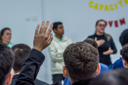 Durante uma semana, os adolescentes entre 14 e 18 anos participaram de oficinas com foco em habilidades comportamentais, preparo para entrevistas e noções básicas sobre o mundo do trabalho.