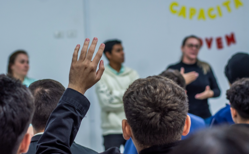 Durante uma semana, os adolescentes entre 14 e 18 anos participaram de oficinas com foco em habilidades comportamentais, preparo para entrevistas e noções básicas sobre o mundo do trabalho.