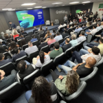A agenda contou com três palestras sobre sustentabilidade, incluindo temas como transição energética, boas práticas ambientais e integração entre porto e cidade.