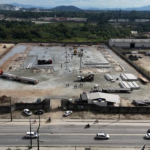 O diretor da empresa e primo do fundador, Nilton Hang, destaca que a loja vai gerar cerca de 200 novos empregos diretos, priorizando a contratação de moradores da região.