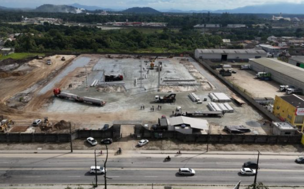 O diretor da empresa e primo do fundador, Nilton Hang, destaca que a loja vai gerar cerca de 200 novos empregos diretos, priorizando a contratação de moradores da região.