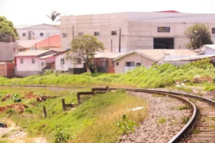 A concessionária de ferrovias Rumo, a Defensoria Pública da União (DPU) e as demais partes e interessados na ação civil pública, ingressada em 2020, chegaram ao consenso com órgãos públicos municipais, estaduais e federais a respeito dos estudos técnicos apresentados.