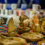 Funcionando aos sábados e domingos, das 10h às 17h, a feira reúne cerca de 16 artesãos parnanguaras e vem movimentando a economia criativa local com peças artesanais exclusivas.