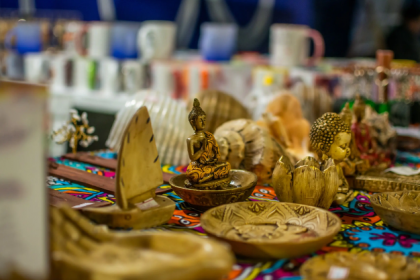 Funcionando aos sábados e domingos, das 10h às 17h, a feira reúne cerca de 16 artesãos parnanguaras e vem movimentando a economia criativa local com peças artesanais exclusivas.