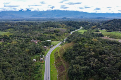 No trecho entre os municípios de Morretes e Antonina, será interrompido para o fluxo de veículos durante a manutenção da via férrea viabilizada pela Associação Brasileira de Preservação Ferroviária.