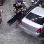 No carro, além do motorista, estava a esposa dele. Nenhum dos dois se feriu. Um segurança do mercado, que estava na entrada, foi atingido e sofreu ferimentos leves no braço.