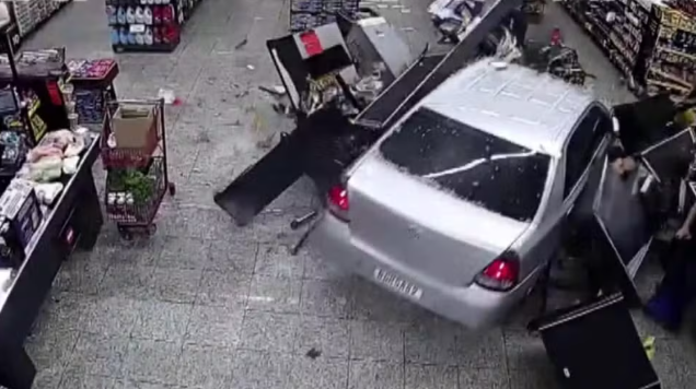 No carro, além do motorista, estava a esposa dele. Nenhum dos dois se feriu. Um segurança do mercado, que estava na entrada, foi atingido e sofreu ferimentos leves no braço.