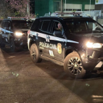 Os policiais civis têm a missão de cumprir 11 mandados de prisão, 17 de busca e apreensão e 10 bloqueios de ativos financeiros. Cães de faro da PCPR atuam para aumentar a eficácia das buscas.