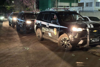 Os policiais civis têm a missão de cumprir 11 mandados de prisão, 17 de busca e apreensão e 10 bloqueios de ativos financeiros. Cães de faro da PCPR atuam para aumentar a eficácia das buscas.