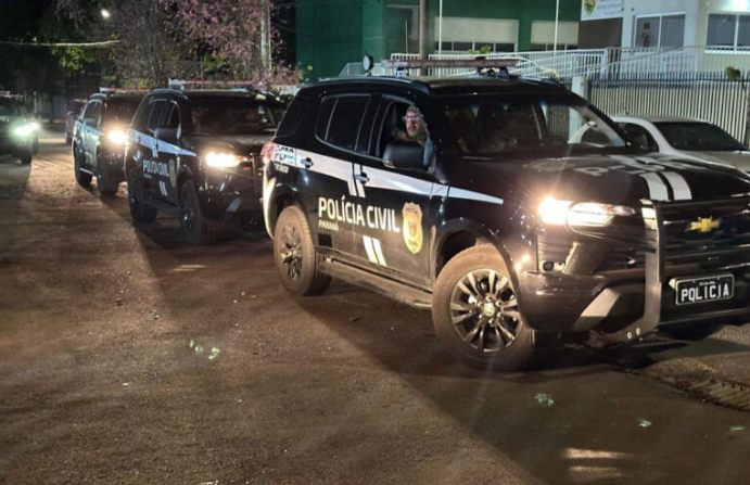 Os policiais civis têm a missão de cumprir 11 mandados de prisão, 17 de busca e apreensão e 10 bloqueios de ativos financeiros. Cães de faro da PCPR atuam para aumentar a eficácia das buscas.