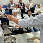 Quase duas mil merendeiras da rede estadual do Paraná participam até 25 de julho de uma formação presencial promovida pelo Governo do Estado por meio do Instituto Paranaense de Desenvolvimento Educacional (Fundepar), em parceria com o Senac.