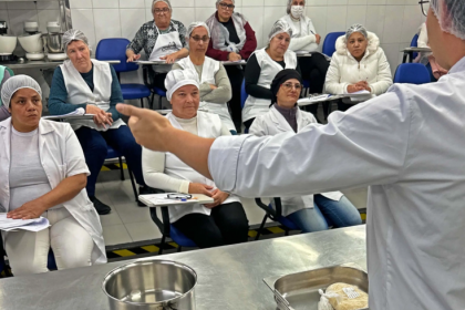 Quase duas mil merendeiras da rede estadual do Paraná participam até 25 de julho de uma formação presencial promovida pelo Governo do Estado por meio do Instituto Paranaense de Desenvolvimento Educacional (Fundepar), em parceria com o Senac.