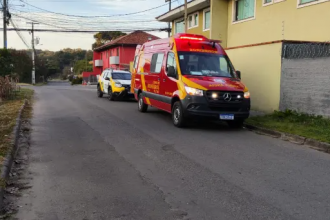 Segundo o Corpo de Bombeiros, a vítima sofreu uma pancada forte na cabeça, teve o nariz fraturado e apresentava um traumatismo craniano entre leve a moderado.