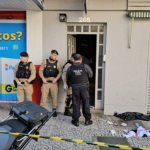Após matar a mulher, o autor tentou se matar também desferindo golpes de faca contra ele mesmo. Ele foi encaminhado ao Hospital Cajuru, sem risco de morte, apesar de ter ferimentos nos pulsos e pescoço.