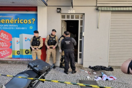 Após matar a mulher, o autor tentou se matar também desferindo golpes de faca contra ele mesmo. Ele foi encaminhado ao Hospital Cajuru, sem risco de morte, apesar de ter ferimentos nos pulsos e pescoço.