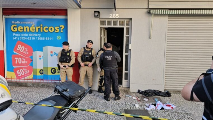 Após matar a mulher, o autor tentou se matar também desferindo golpes de faca contra ele mesmo. Ele foi encaminhado ao Hospital Cajuru, sem risco de morte, apesar de ter ferimentos nos pulsos e pescoço.