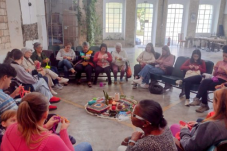 As opções incluem oficinas de vídeo em celular, zine, dança, teatro, música, canto, crochê, aquarela, capoeira, saboaria, percussão, entre outras.