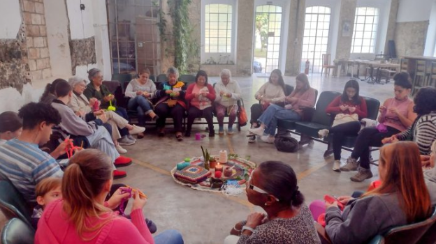 As opções incluem oficinas de vídeo em celular, zine, dança, teatro, música, canto, crochê, aquarela, capoeira, saboaria, percussão, entre outras.