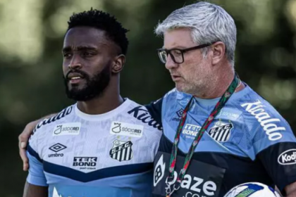 Stiven Mendoza, novo reforço do Athletico, chega em Curitiba: "Professor me ligou de novo" Atacante colombiano é um nome conhecido do técnico Odair Hellmann.