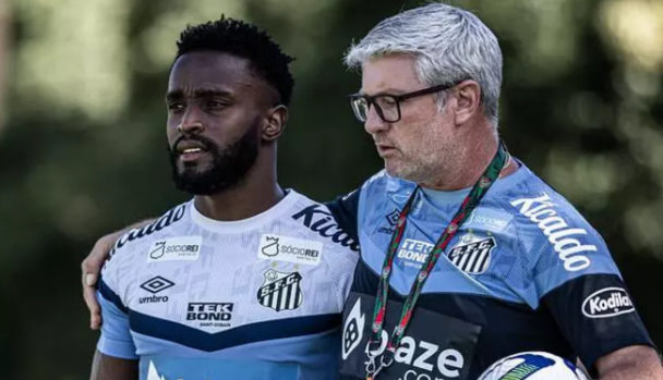 Stiven Mendoza, novo reforço do Athletico, chega em Curitiba: "Professor me ligou de novo" Atacante colombiano é um nome conhecido do técnico Odair Hellmann.