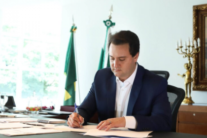 Ratinho Junior continua como o governador mais bem avaliado na disputa ao lado de Tarcísio de Freitas, que tem 37%, contra os mesmos 41% de Lula.