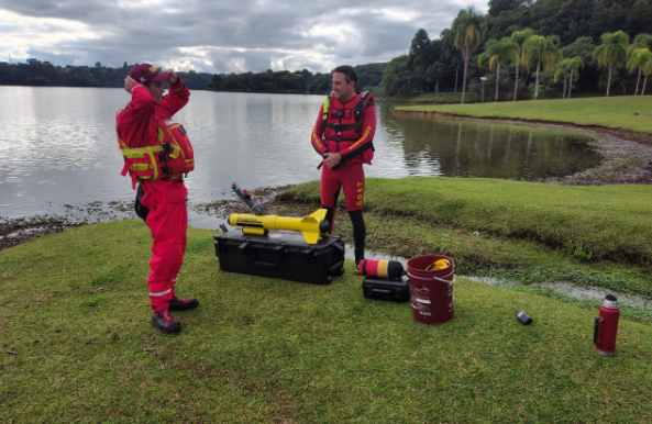 Com o sonar é possível identificar a localização exata de objetos ou estruturas submersas a até 300 metros de profundidade e em um espaço de 150 metros para cada lado.
