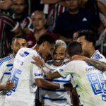 Cruzeiro é letal no Maracanã, vence o Fluminense e assume a liderança do Brasileiro Cruzeiro visitou Fluminense no Rio de Janeiro e, sem temer o retrospecto ruim no Maracanã, venceu por 2 a 0, nesta quinta-feira (17/7), e assumiu a liderança do Brasileiro.