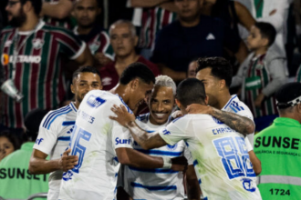 Cruzeiro é letal no Maracanã, vence o Fluminense e assume a liderança do Brasileiro Cruzeiro visitou Fluminense no Rio de Janeiro e, sem temer o retrospecto ruim no Maracanã, venceu por 2 a 0, nesta quinta-feira (17/7), e assumiu a liderança do Brasileiro.