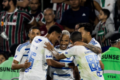 Cruzeiro é letal no Maracanã, vence o Fluminense e assume a liderança do Brasileiro Cruzeiro visitou Fluminense no Rio de Janeiro e, sem temer o retrospecto ruim no Maracanã, venceu por 2 a 0, nesta quinta-feira (17/7), e assumiu a liderança do Brasileiro.