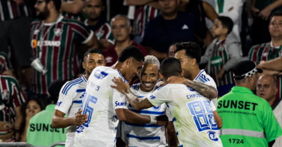 Cruzeiro é letal no Maracanã, vence o Fluminense e assume a liderança do Brasileiro Cruzeiro visitou Fluminense no Rio de Janeiro e, sem temer o retrospecto ruim no Maracanã, venceu por 2 a 0, nesta quinta-feira (17/7), e assumiu a liderança do Brasileiro.