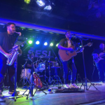 Com um repertório eclético, que passeia por vários estilos musicais e reúne diferentes influências, o grupo entregou uma performance dinâmica, envolvente e do jeito que a galera gosta.