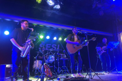 Com um repertório eclético, que passeia por vários estilos musicais e reúne diferentes influências, o grupo entregou uma performance dinâmica, envolvente e do jeito que a galera gosta.