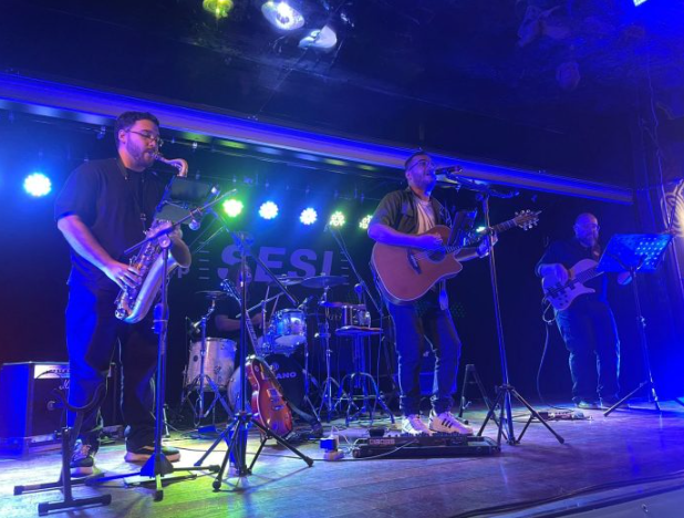 Com um repertório eclético, que passeia por vários estilos musicais e reúne diferentes influências, o grupo entregou uma performance dinâmica, envolvente e do jeito que a galera gosta.