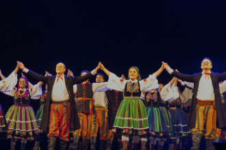 Esse é um dos eventos que nos lembram da força que a diversidade tem na construção da identidade do Paraná. Ver tantas culturas reunidas, compartilhando suas histórias e tradições no mesmo palco, é emocionante. É uma grande alegria apoiar esse festival e contribuir para que esse encontro siga vivo e cada vez mais forte.